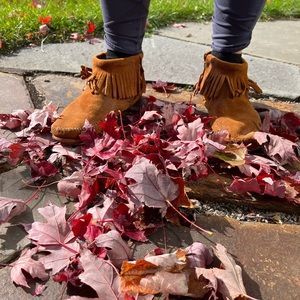 Size 9 womens Minnetonka moccasins